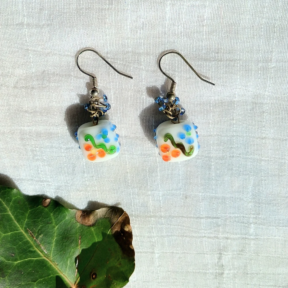 🏵 ARTISAN KITSCH 🏵 VTG hand-blown Lampwork Glass dangle 925 earrings, Coquette
